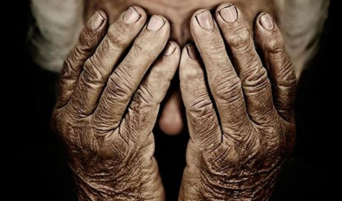 Avó de 74 anos é agredida a pedradas por neta