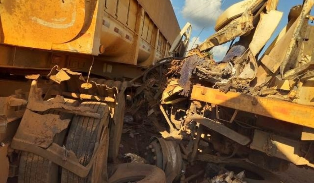 Motorista é dilacerado após acidente entre dois caminhões