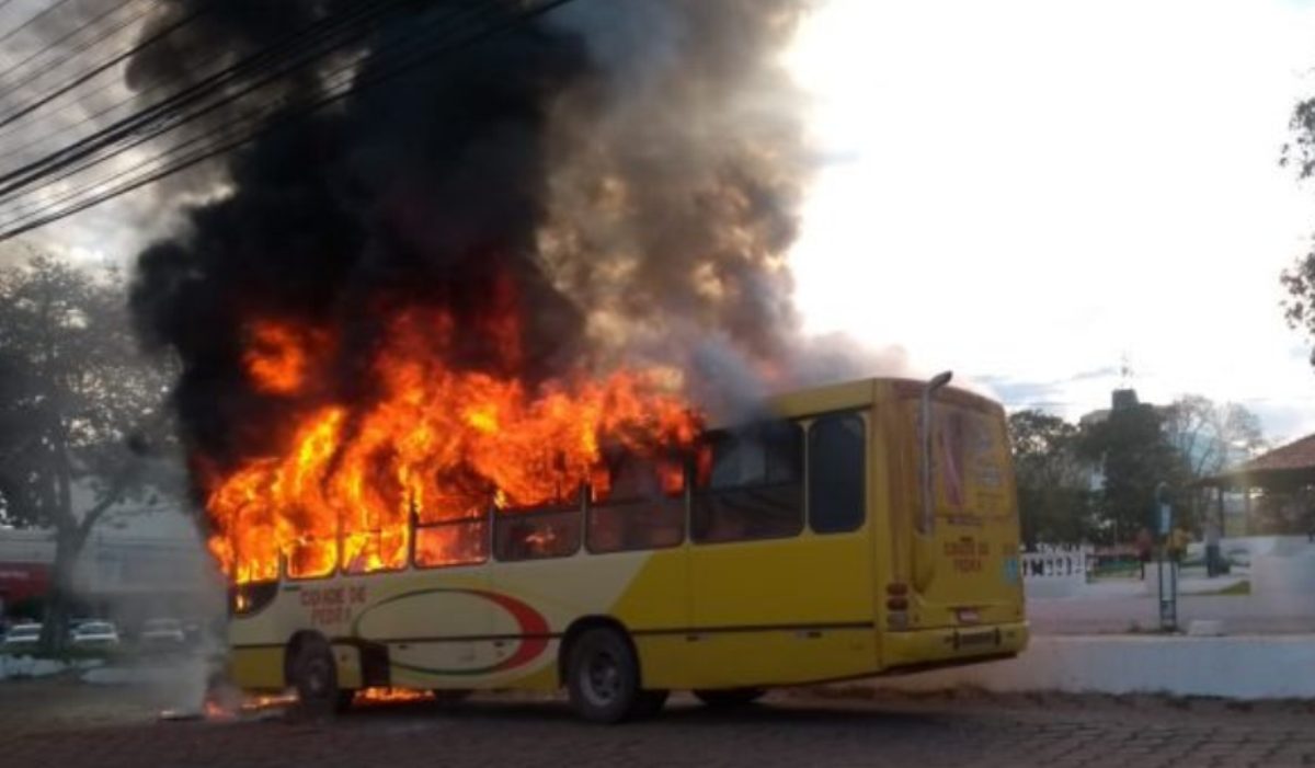Ônibus pega fogo no Centro de Rondonópolis