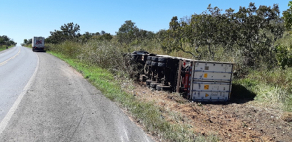 Motorista morre após caminhão capotar em rodovia