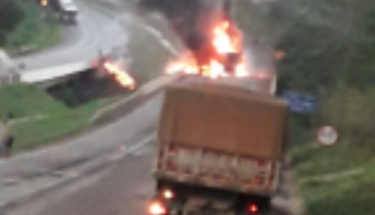Carretas pegam fogo após acidente na BR-364, em MT