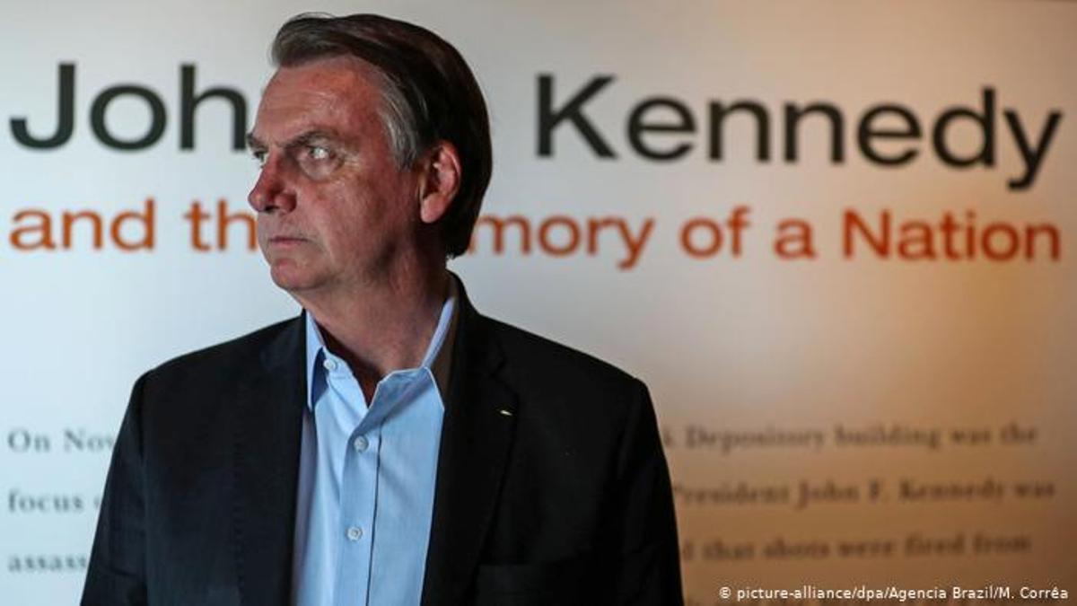 Bolsonaro recebe prêmio nos EUA e critica protestos