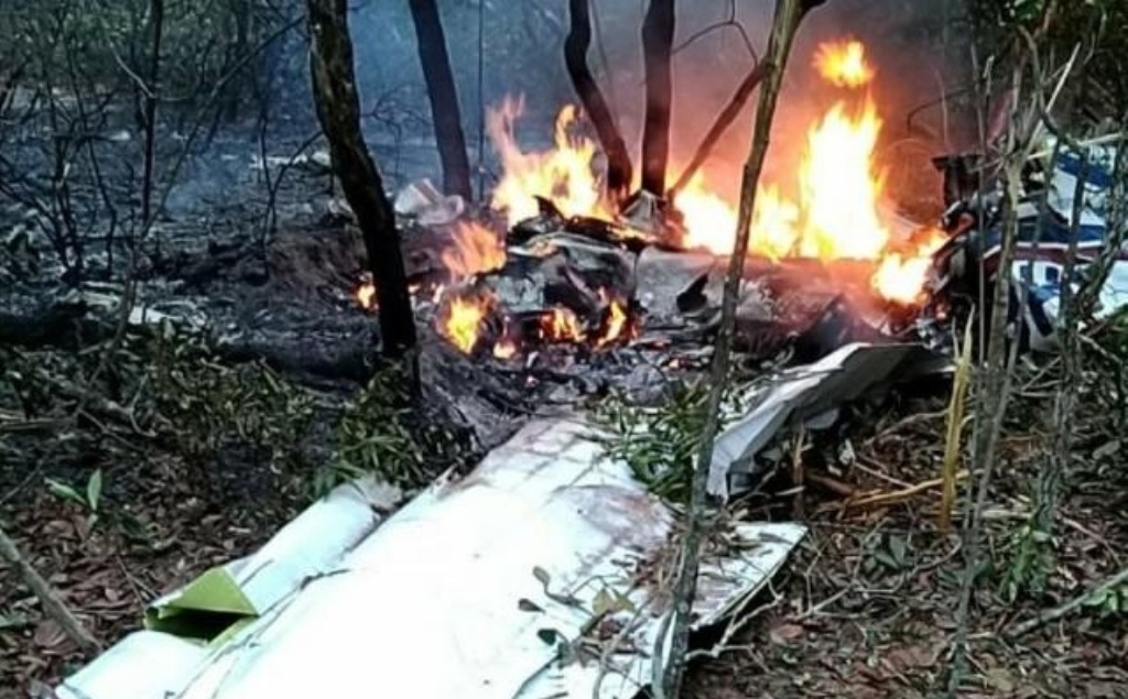 Avião de pequeno porte cai e duas pessoas morrem