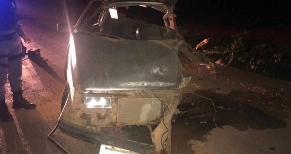Jovem morre após bater Uno contra caminhão