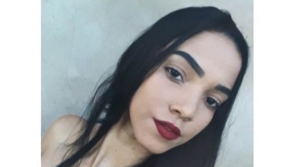 Adolescente morre após moto ser atingida por caminhonete