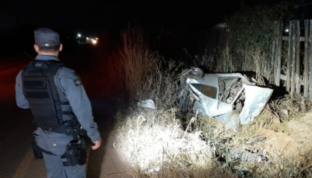 Jovem morre e outro fica ferido após capotamento em rodovia estadual