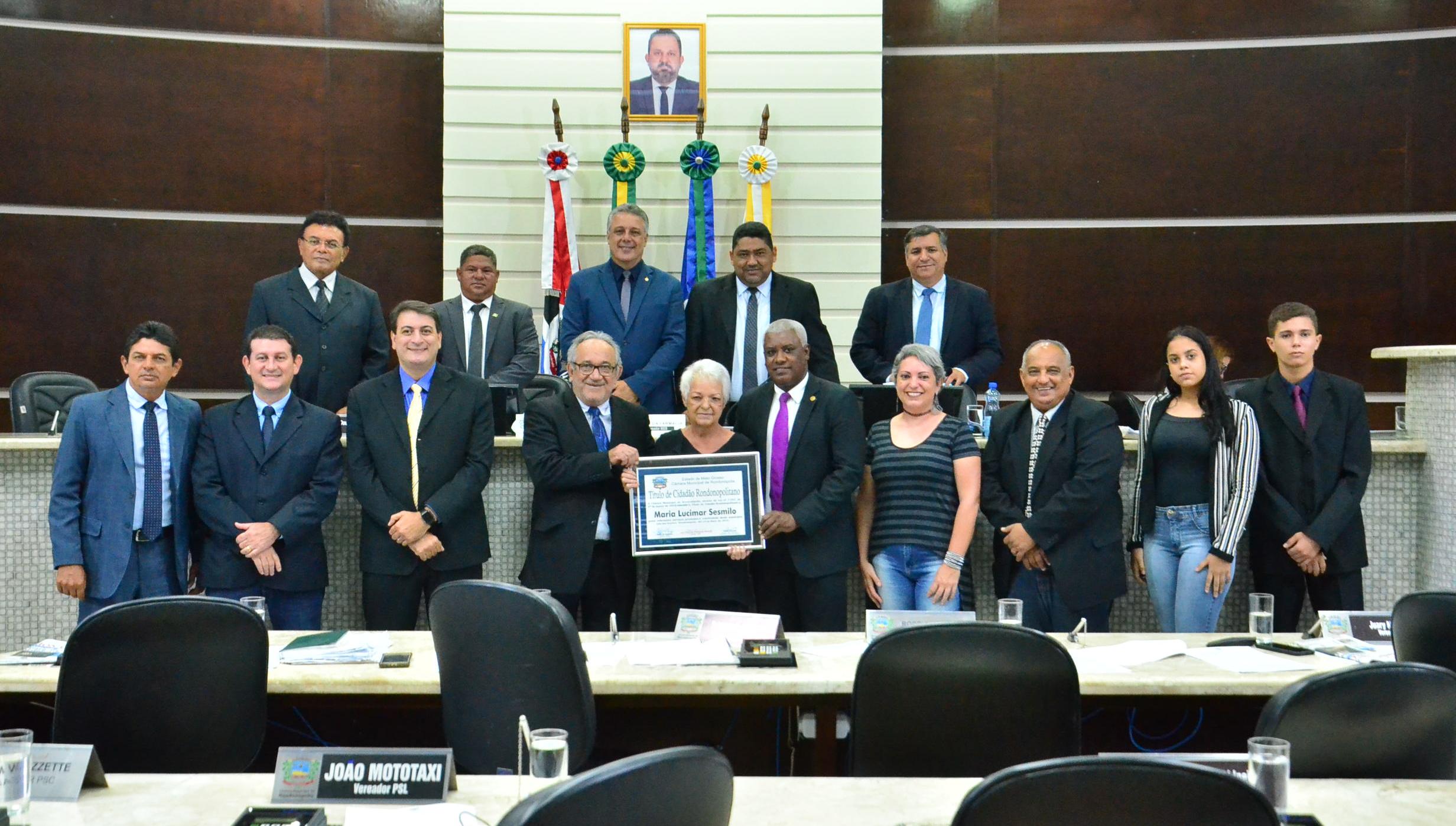 Locutora pioneira de Rondonópolis Lucimar Sesmilo recebe honraria