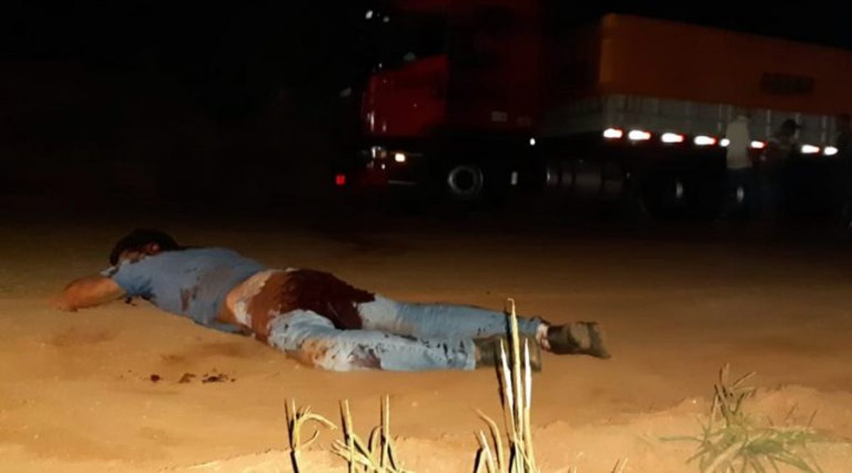 Caminhoneiro reage a assalto, toma arma e atira em assaltante