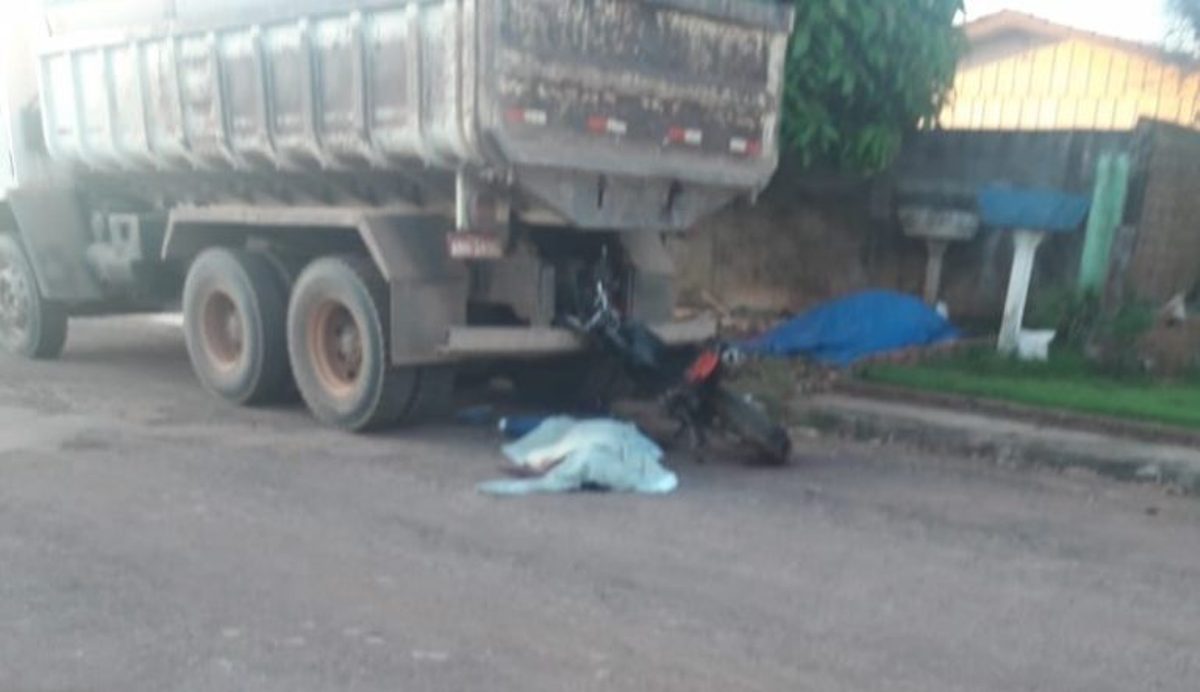 Jovem morre após colidir motocicleta na traseira de caminhão estacionado