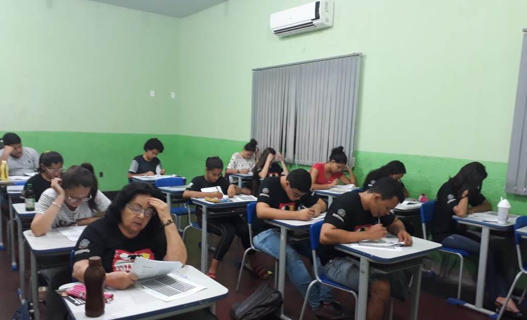 Alunos do Cursinho Zumbi dos Palmares recebem da Prefeitura de Rondonópolis apostilas e uniformes