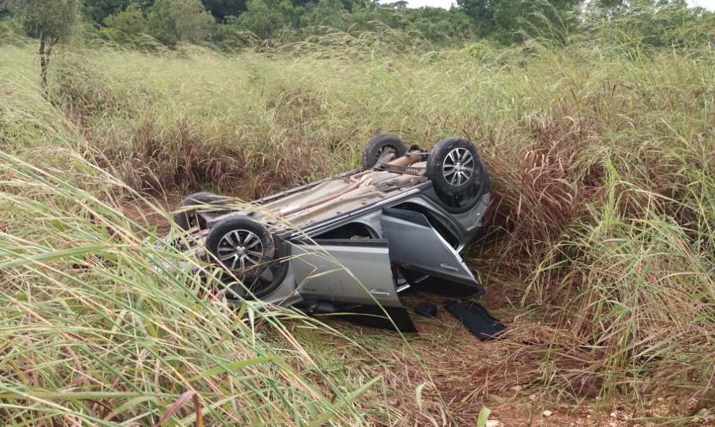 Carro capota após tentar ultrapassagens e Hilux bater na traseira