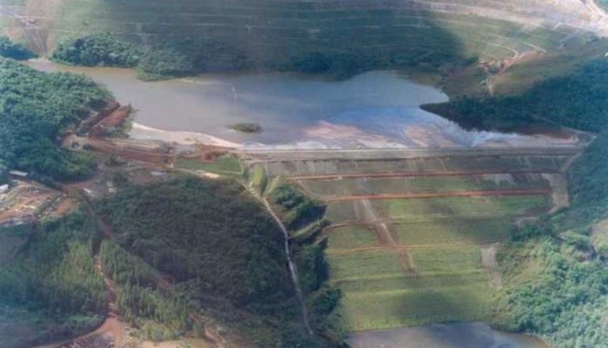 Cidade mineira vive tensão com risco de rompimento de barragem