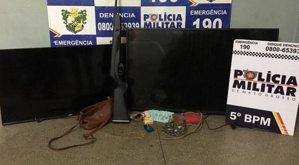 Ladrões roubam caminhonete, sofrem acidente e fogem da polícia pelo rio