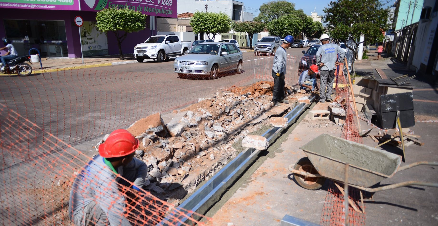 Obras de colocação de canaletas reiniciam após breve interrupção