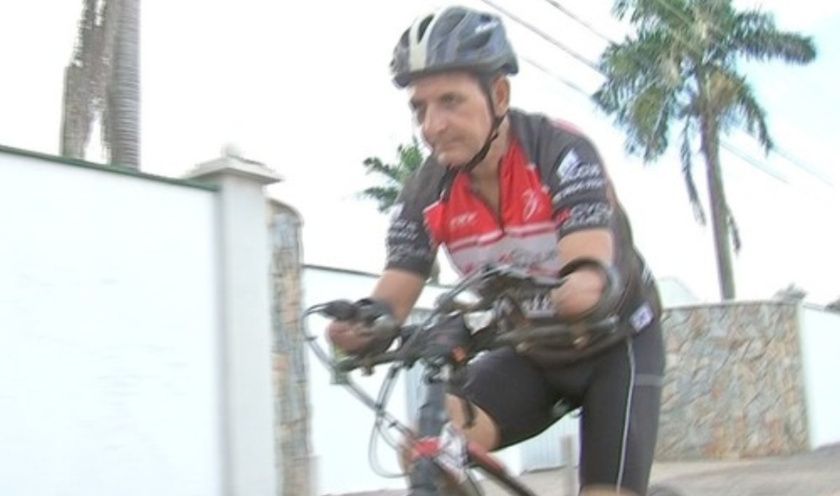 Aposentado que perdeu as mãos após descarga elétrica anda de bicicleta e faz serviços domésticos sozinho