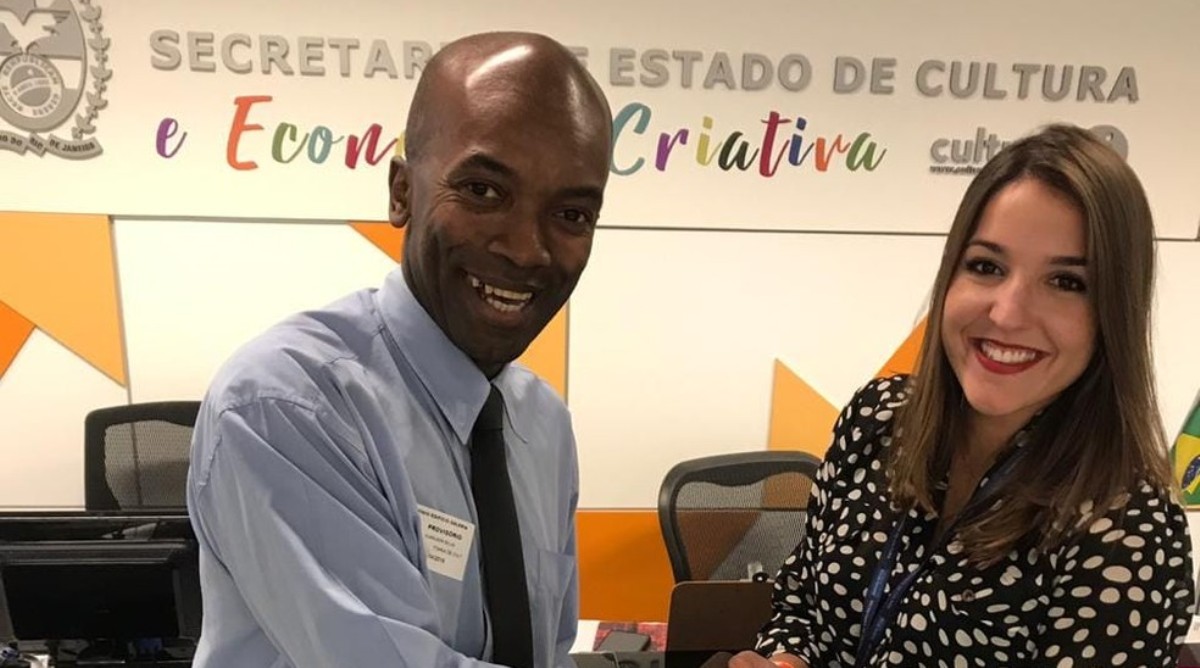 Ex-cobrador de ônibus que fala mais de 10 idiomas vira assessor de relações internacionais do RJ