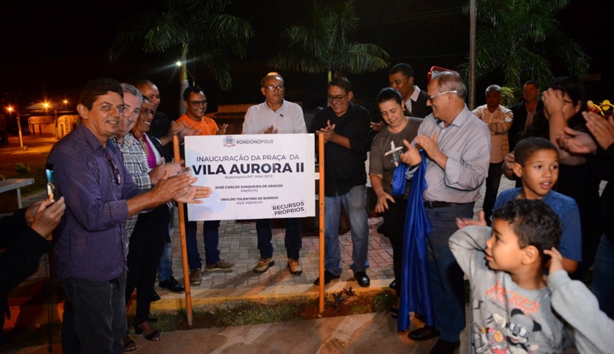 Prefeitura entrega praça à comunidade da região da Vila Aurora