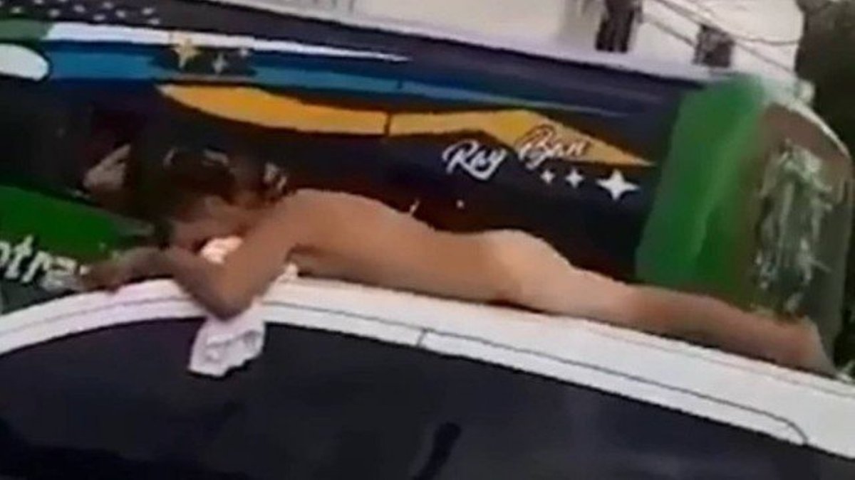 Mulher descobre traição e dirige com o marido pelado no teto do carro