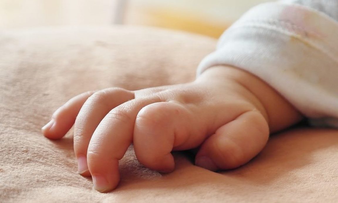 Pai mata bebê por não aceitar fato de ela ter nascido menina