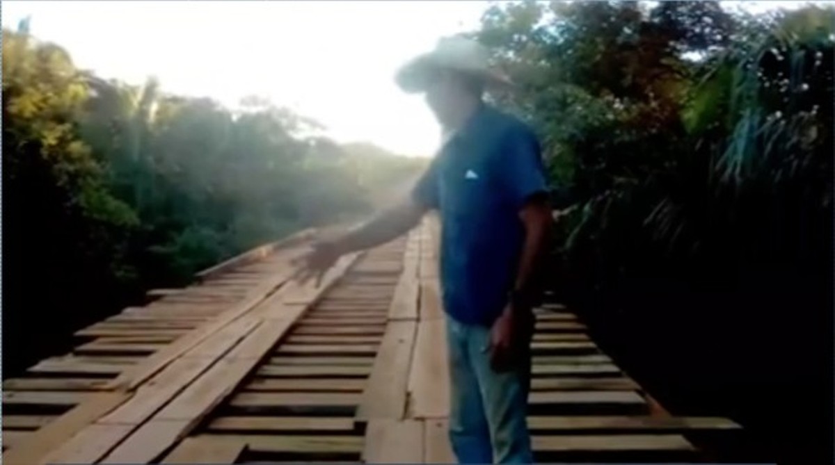 Moradores reclamam de descaso de autoridades e consertam ponte por conta própria em Tangará da Serra