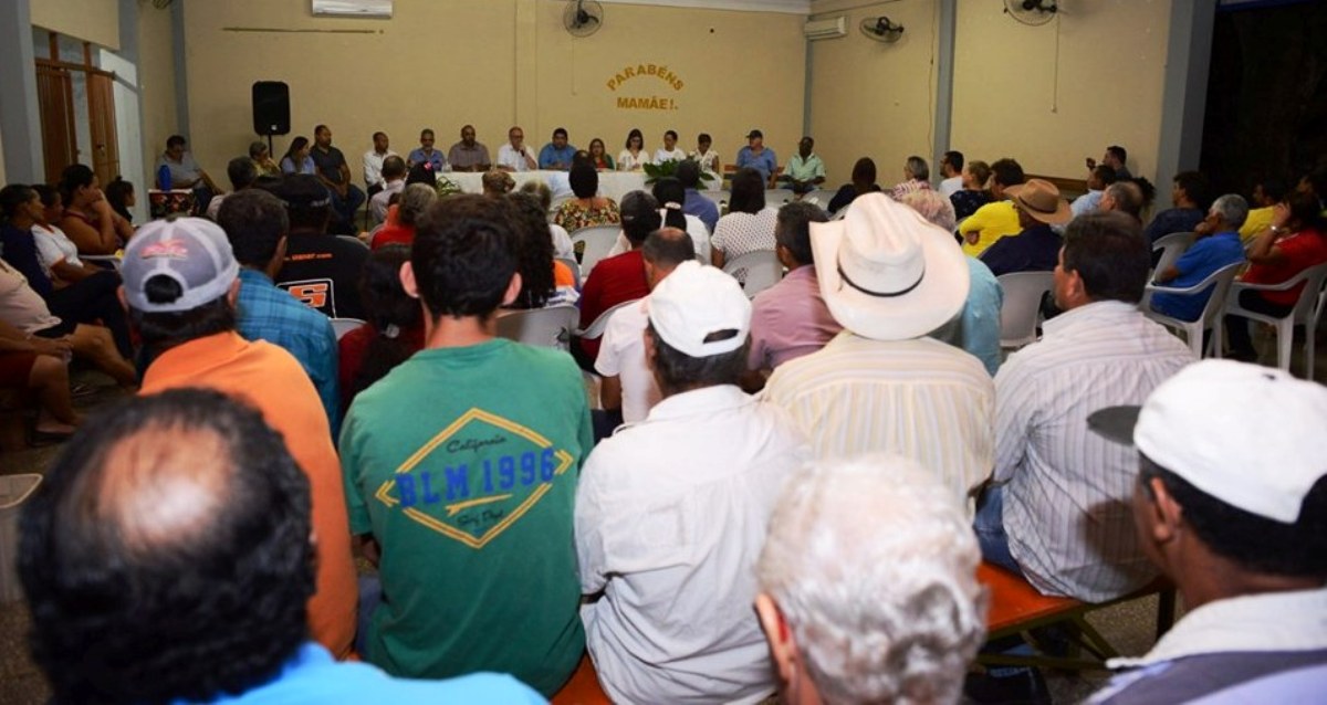 Prefeito e secretários participam de reunião na Gleba Cascata e atendem demandas da região