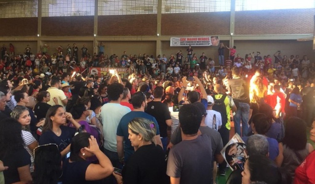 Profissionais da educação de MT entram em greve por tempo indeterminado