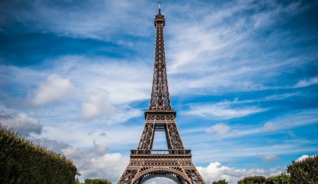 Torre Eiffel é esvaziada após homem tentar escalá-la