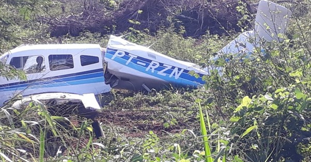 Avião cai após pane, parte ao meio e passageiros ficam feridos