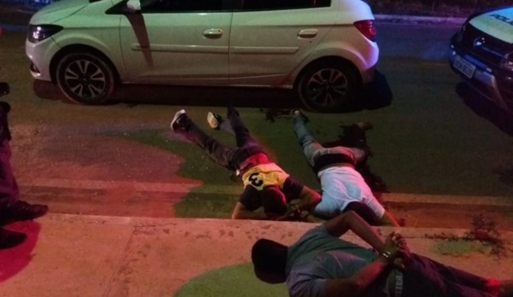 Ladrões roubam carro, dois deles são baleados pela polícia e 3 são presos em Cuiabá