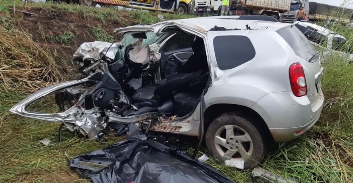 Motorista bate em vagão que se soltou de carreta carregada com soja e morre