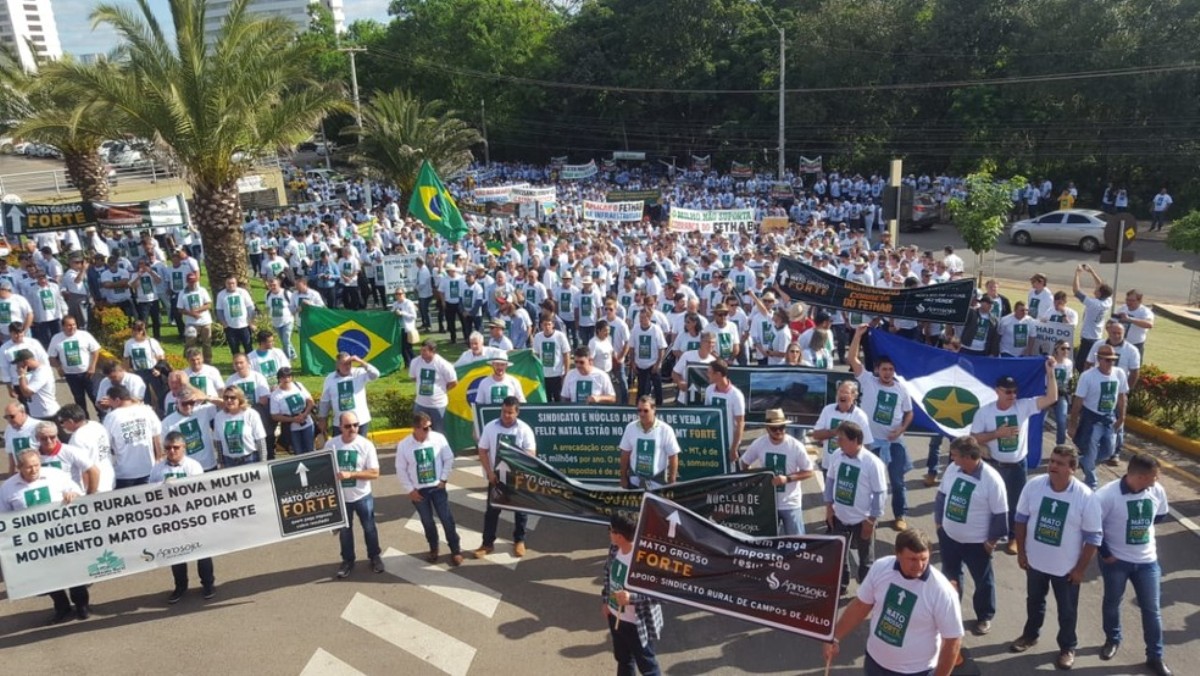 Mais de 1,5 mil produtores rurais fazem manifestação e entregam carta de reivindicação ao governo