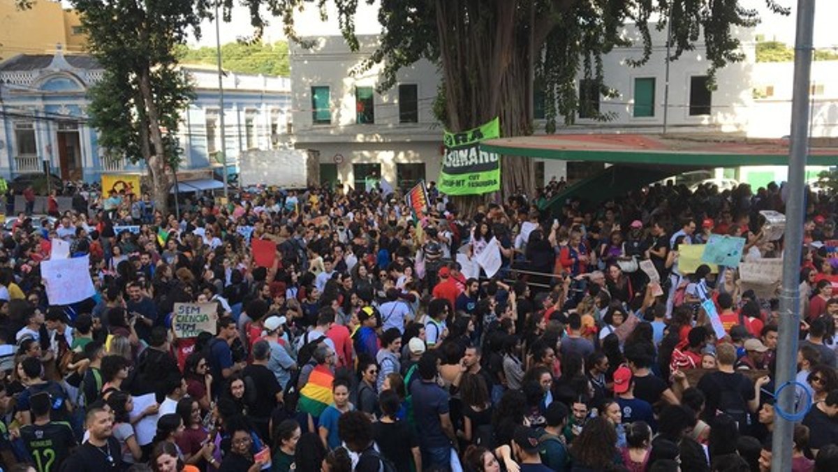 Instituições públicas de MT fazem manifestação contra cortes de recursos e reforma da previdência