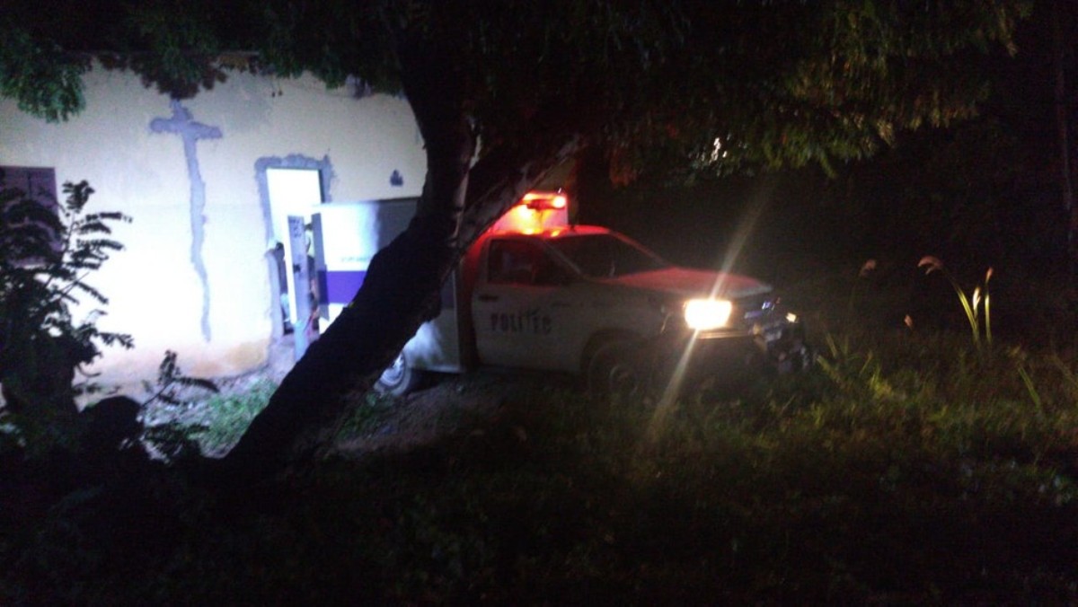 Homem é morto a facadas por 2 homens enquanto dormia com a mulher