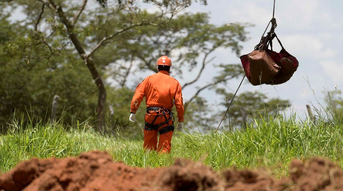 Bombeiros encontram corpo completo em Brumadinho