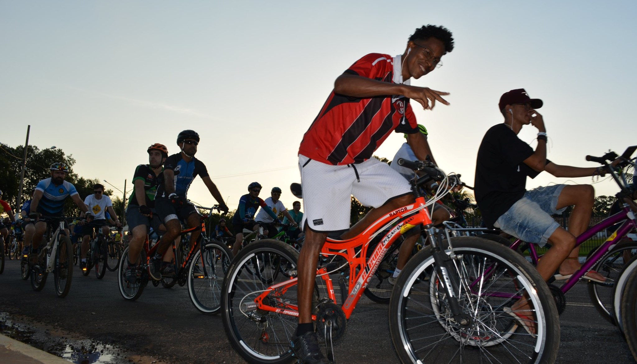 Pedalada pela Vida reuniu centenas de ciclistase sorteou bicicletas