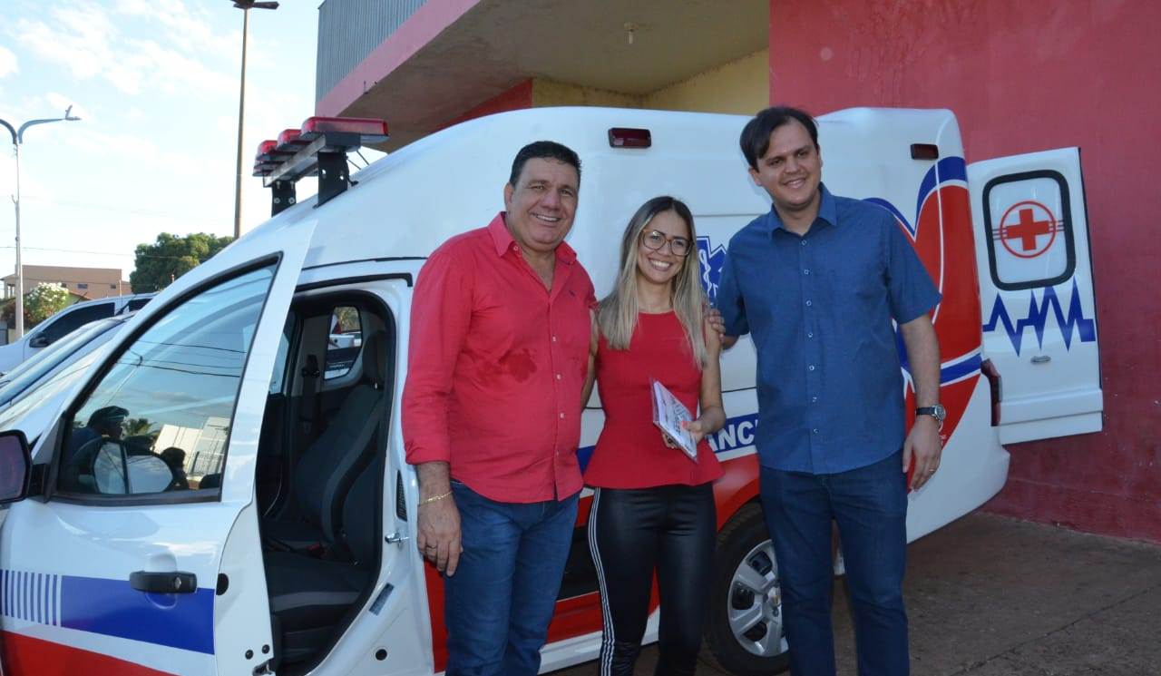 Deputado Thiago Silva entrega ambulância em Pedra Preta