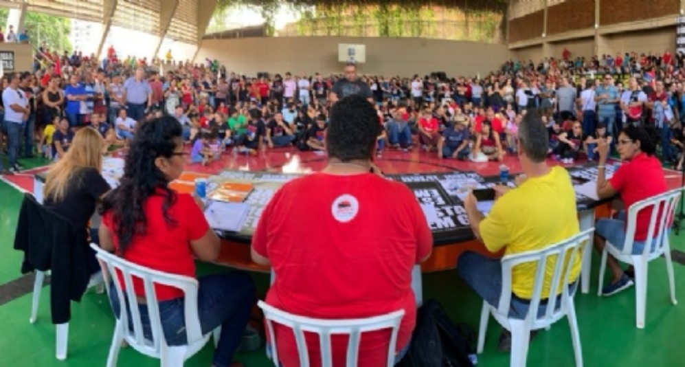 Sem propostas do governo, servidores da educação decidem manter greve