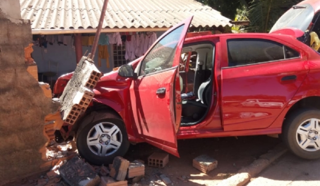 Bandidos roubam carro, abandonam família em matagal e acabam presos após baterem em muro
