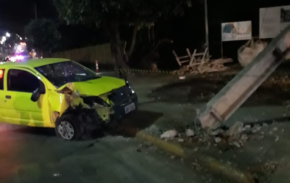 Casal discute no trânsito, mulher puxa volante do marido e carro acerta poste em Lucas do Rio Verde