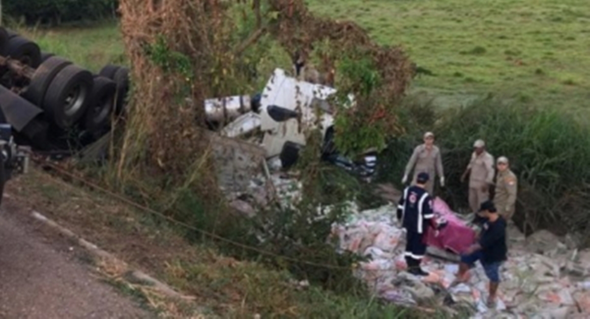 Batida frontal entre caminhonete e carreta deixa 2 mortos na Serra da Petrovina