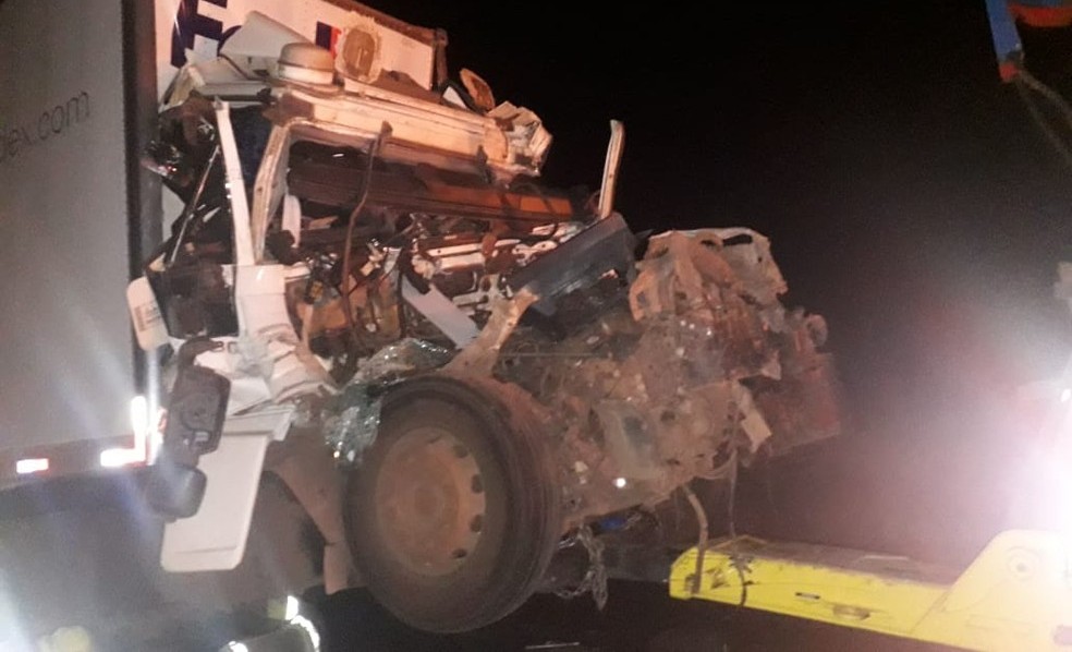 Acidente envolvendo duas carretas deixa uma pessoa morta em Rondonópolis
