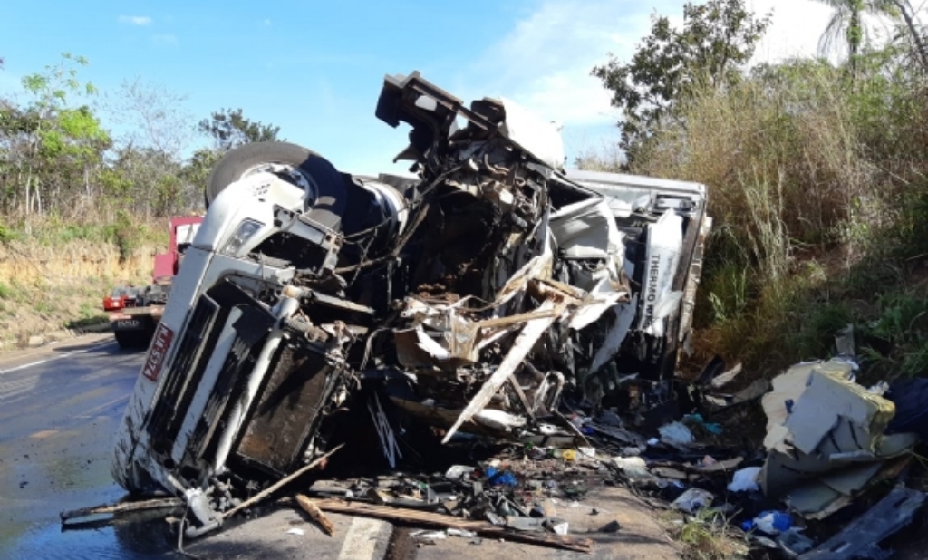 Polícia confirma mais uma morte em acidente envolvendo caminhões em rodovia; veja fotos