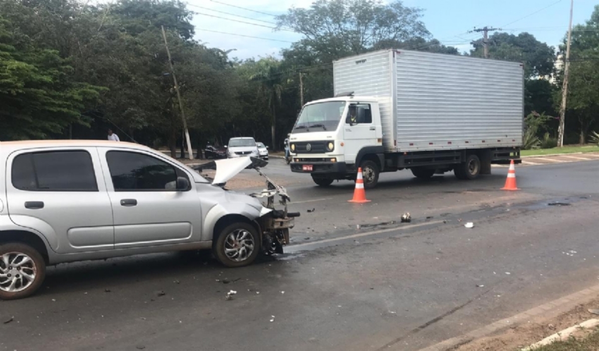 Embriagada, motorista de Uno colide em Hilux em Cuiabá