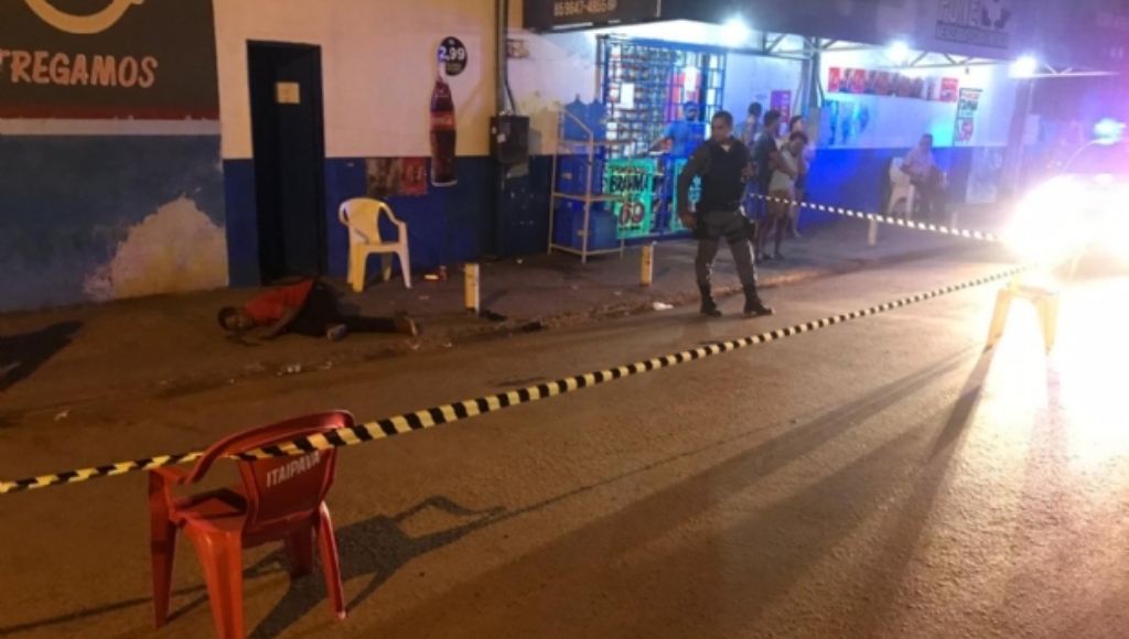 Homem é assassinado com facada nas costas em frente a conveniência