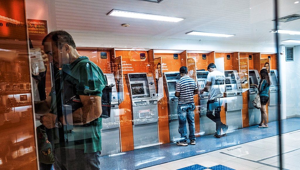 Bancos funcionam hoje e fecham nesta terça-feira e no dia 1º