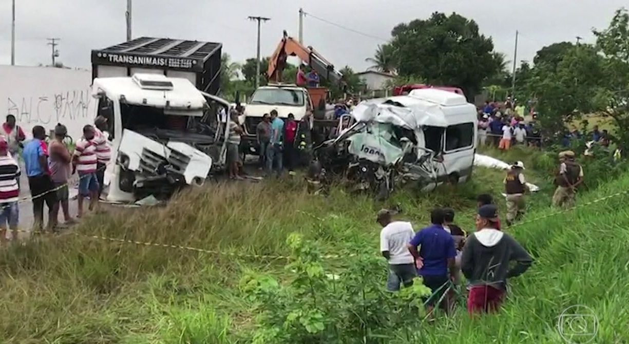 Batida frontal entre van e carreta deixa 8 mortos em rodovia da Bahia