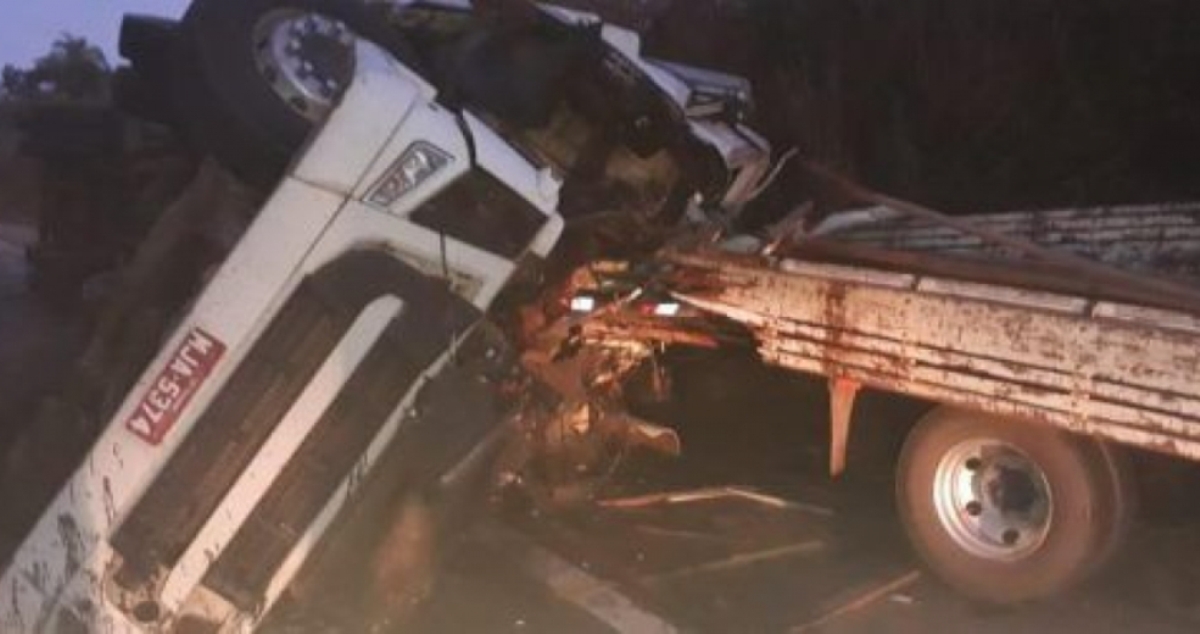 Três morrem em batida frontal entre carreta e caminhão em Mato Grosso