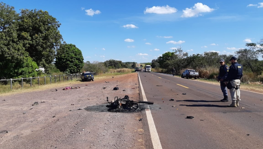 Motociclista morre em colisão frontal com carreta