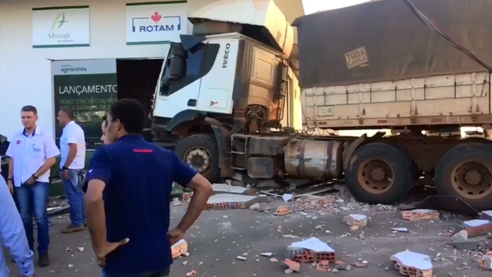 Carreta destrói fachada de loja após motorista perder controle de veículo ao fazer curva em Primavera do Leste