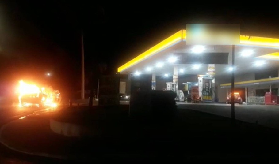 Carro tem pane mecânica e pega fogo em frente a posto de combustível em Cuiabá